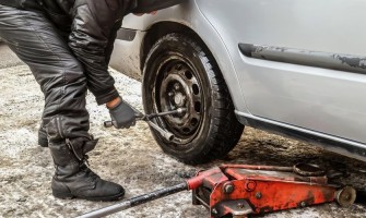 Смяна на колелата у дома с подходящ крик и безопасен ред на работа